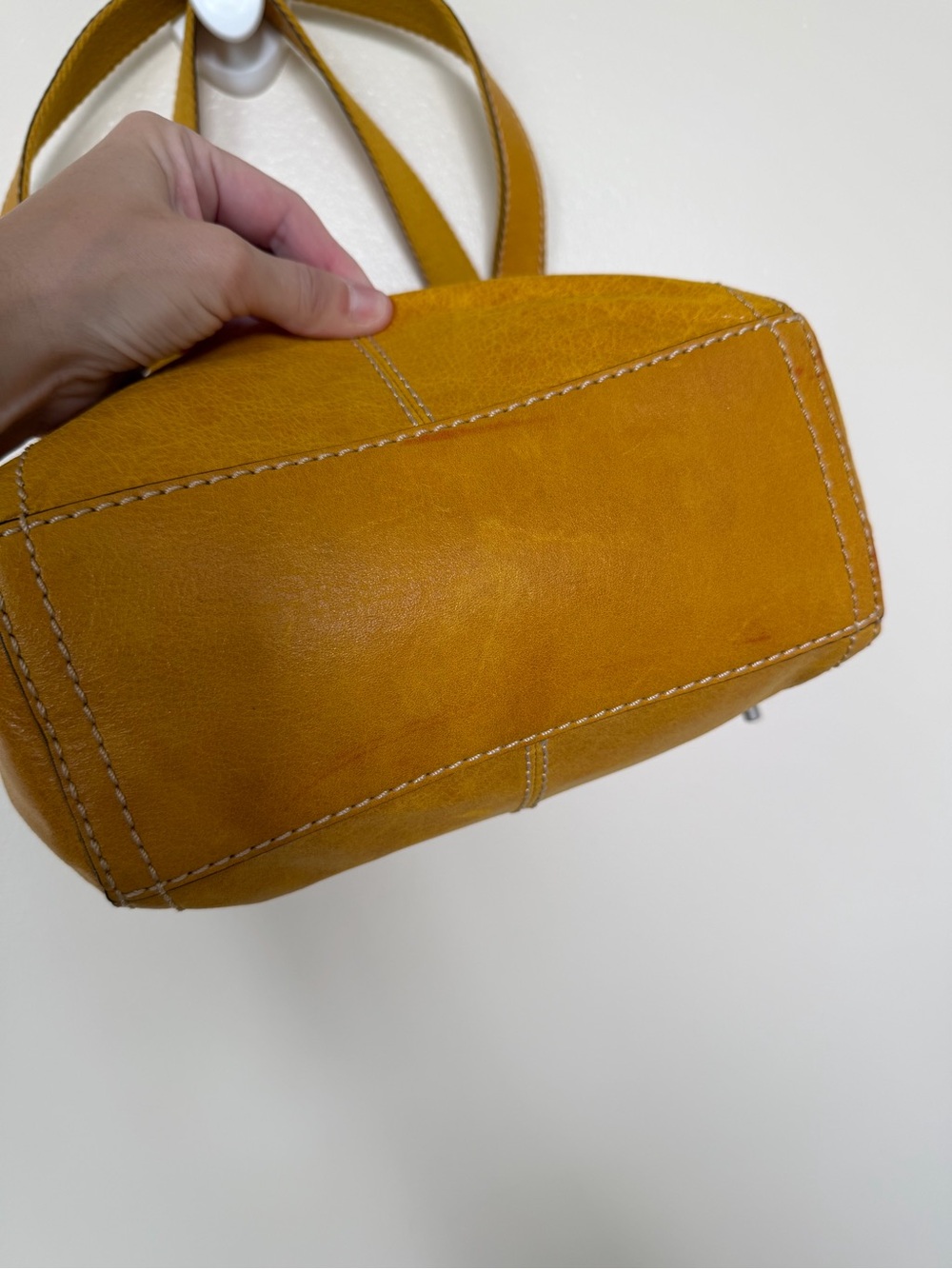 FOSSIL Mustard Yellow Gold Leather Vintage Hobo Shoulder Tote Bag w Silver Key - Picture 3 of 10